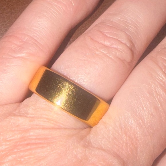 Smart Health Tracking Ring in Gold - Picture 6 of 10